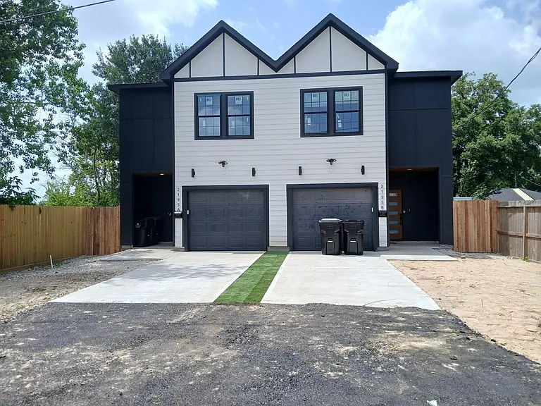 2195 W Lang St #B — Photo 1