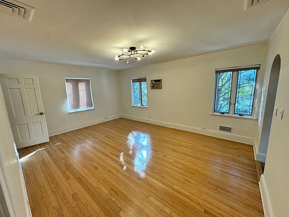 3rd image of 8 Lakeside Dr W