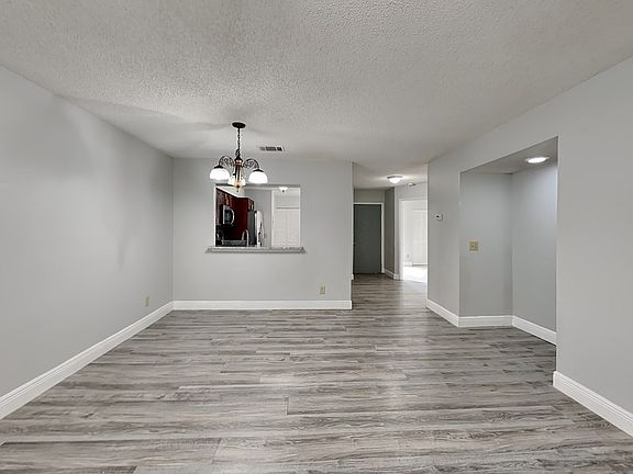 5th image of 2956 Clubview Dr