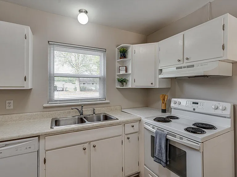 3810 Memphis Dr — Photo 9