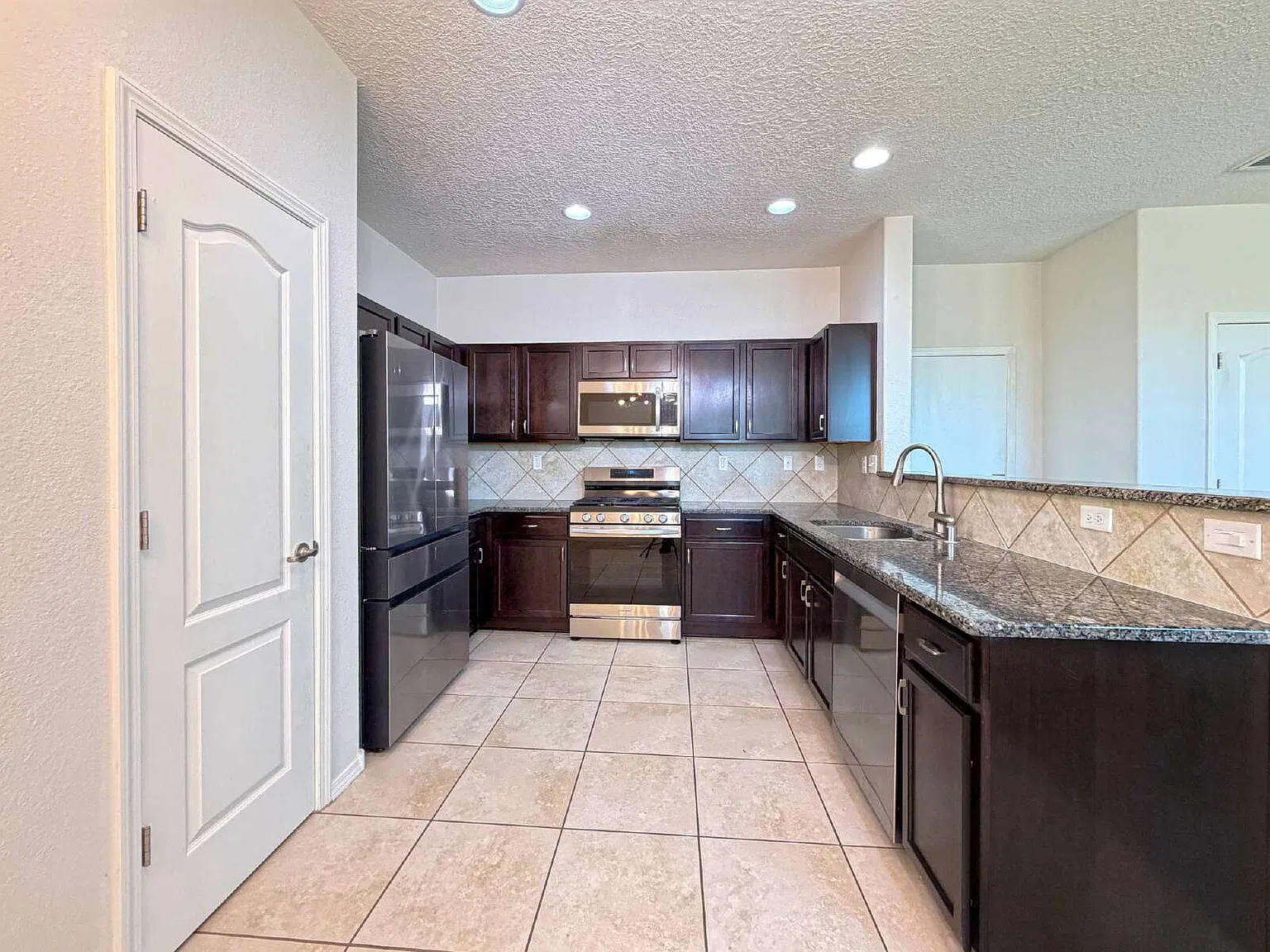 4 bed, 2.5 bath, 1926 sqft, $2,325 — Photo 4
