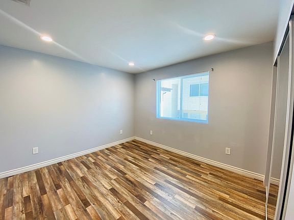 5th image of 2330 N Catalina St #200