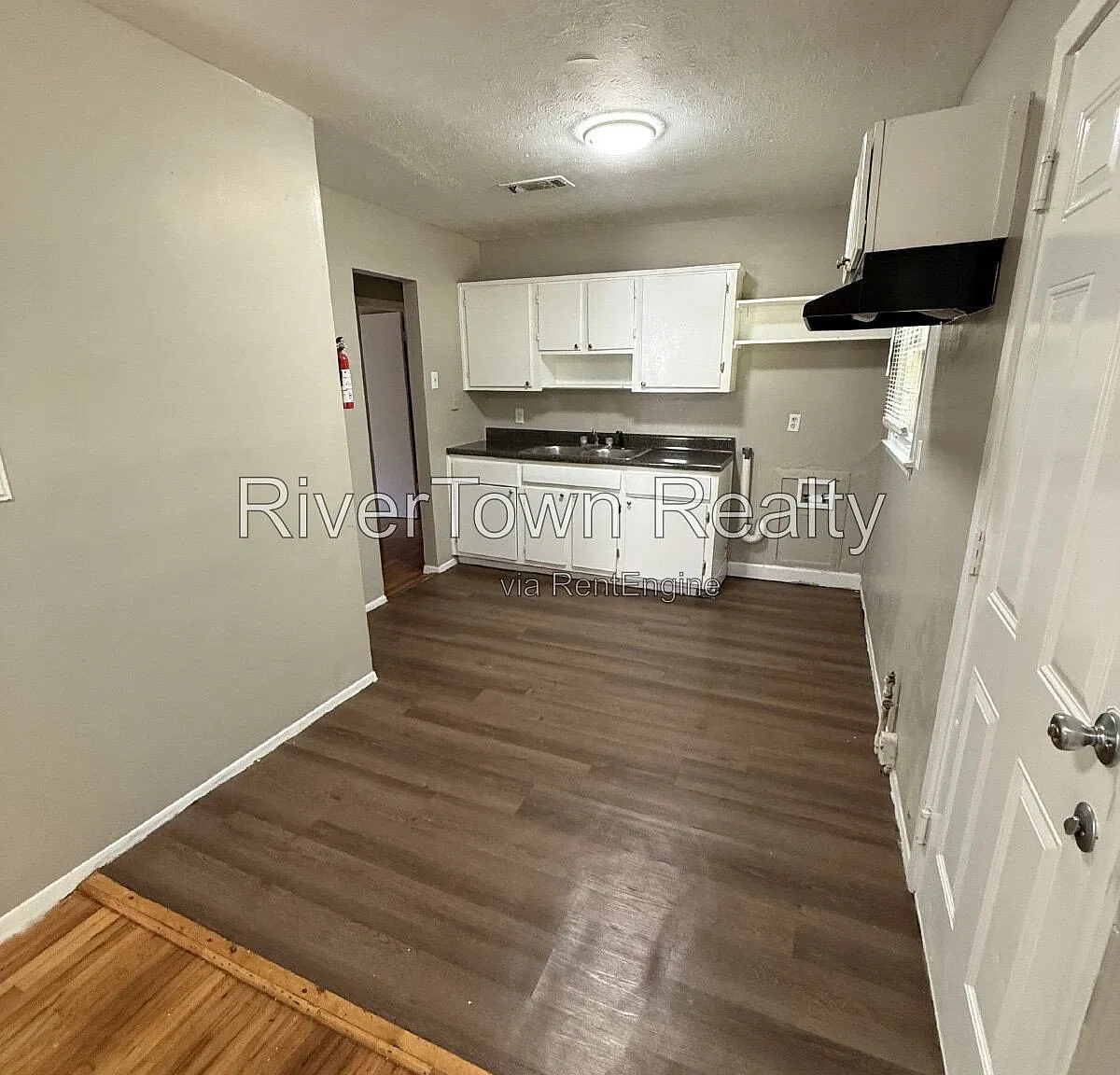 3 bed, 1.0 bath, 1205 sqft, $1,095 — Photo 2