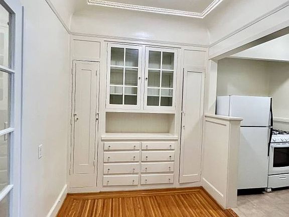 4th image of 2090 Green St APT 4
