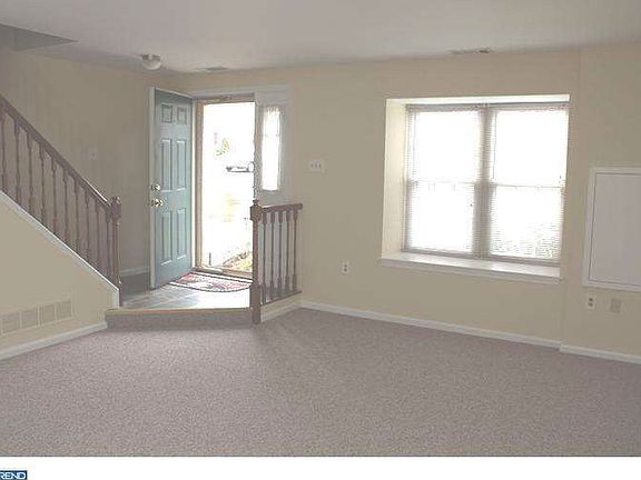 4th image of 209 Maple Glen Cir