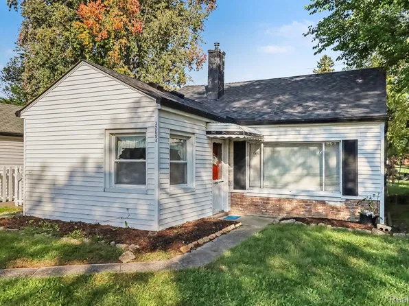 32694 Ruehle Ave, Warren, MI 48093
