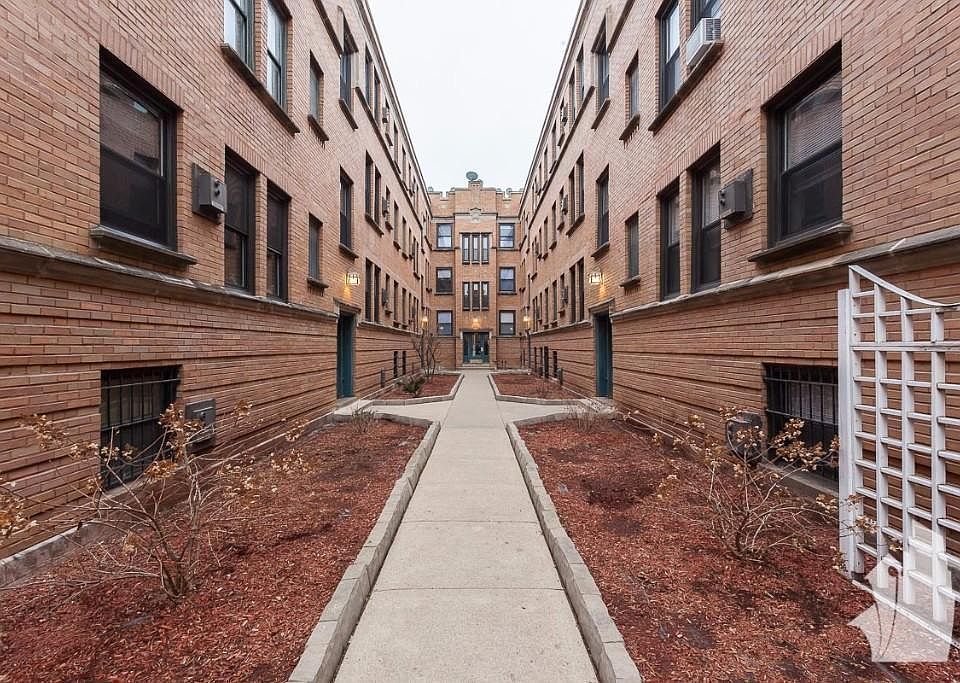 1st image of 815 W Cornelia Ave #310J