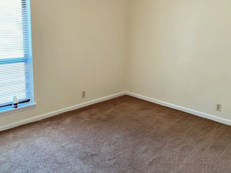 Creekwood Apartments — Photo 9