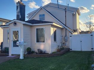 885 Surf St, Lindenhurst, NY 11757