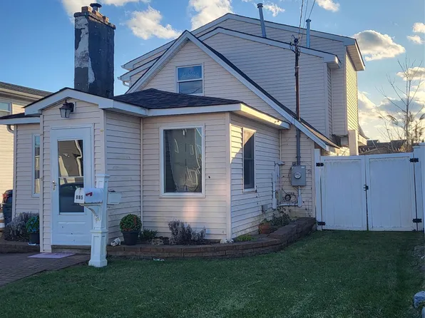 885 Surf Street, Lindenhurst, NY 11757
