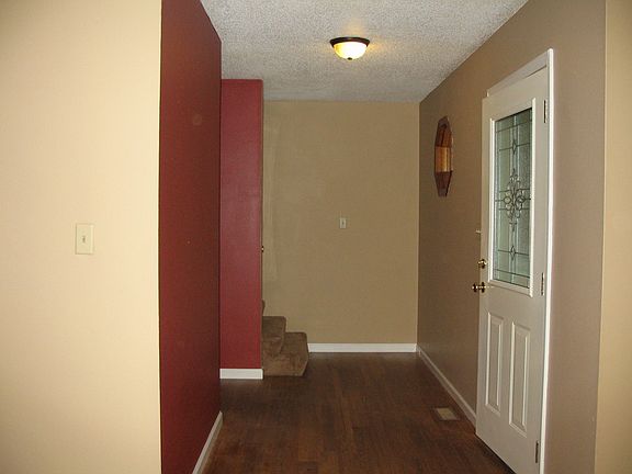 ENTRYWAY WITH LAMINATE FLOOR