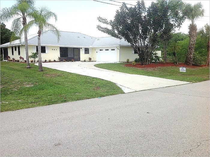 1st image of 562 SE Essex Dr