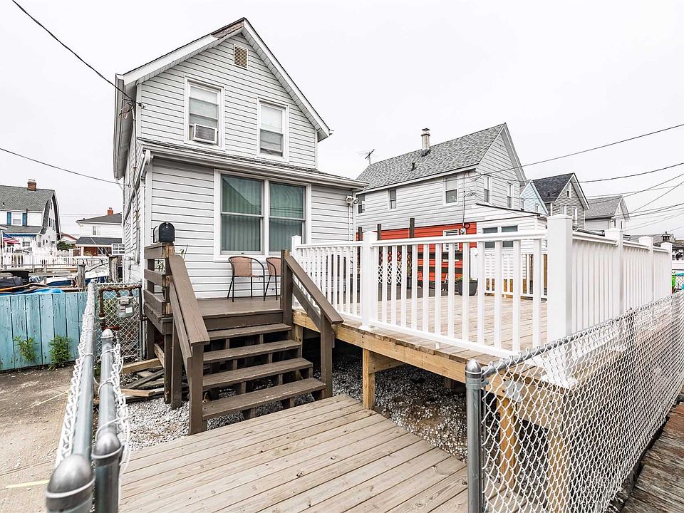 1st image of 16 Bayview Ave