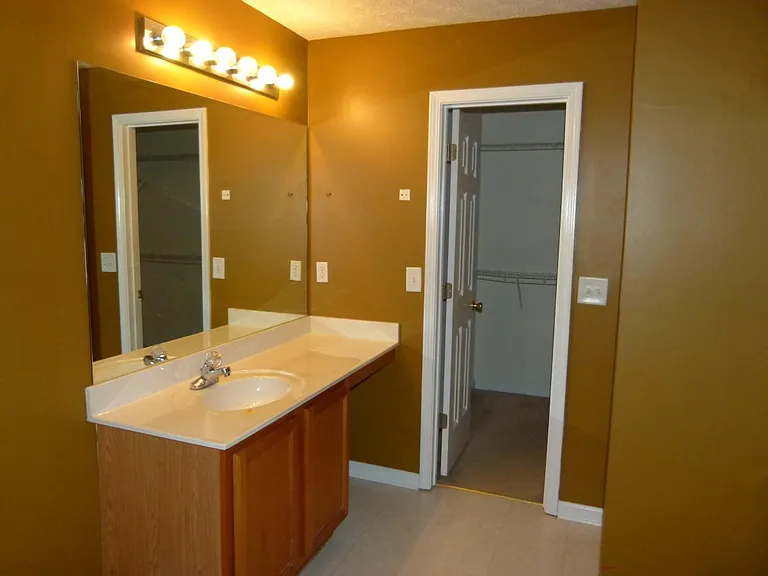 402 Village Overlook Dr — Photo 6