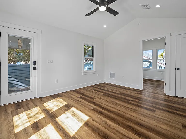905 E Saint Clair St — Photo 28