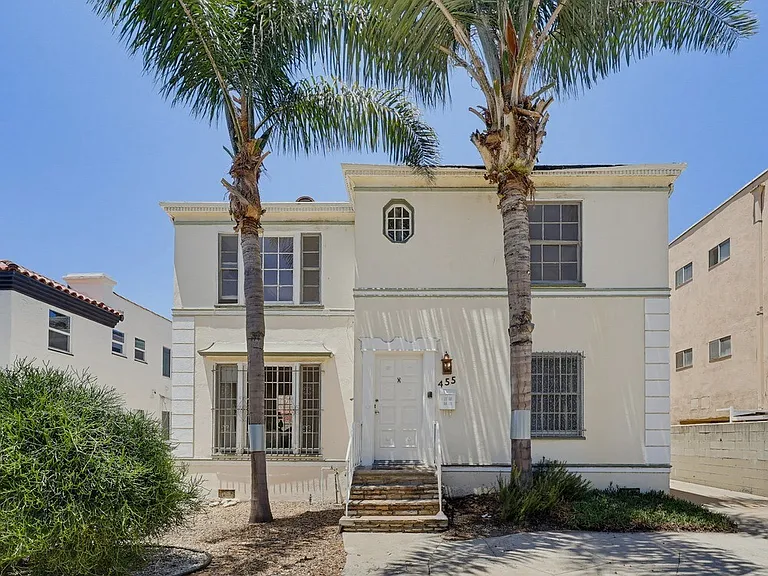 455 N Hayworth Ave — Photo 2