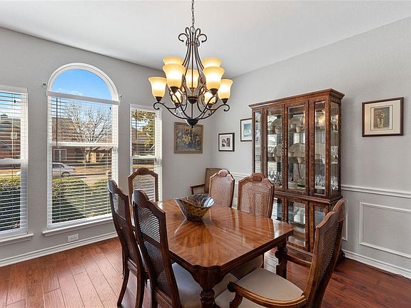 4th image of 1053 Surrey Cir