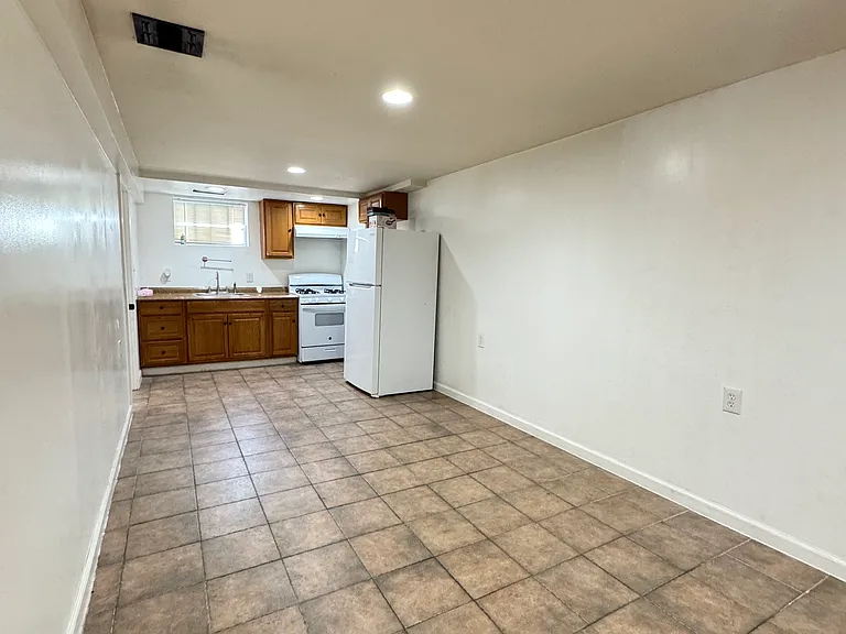 1 Beacon Pl #BASEMENT — Photo 1