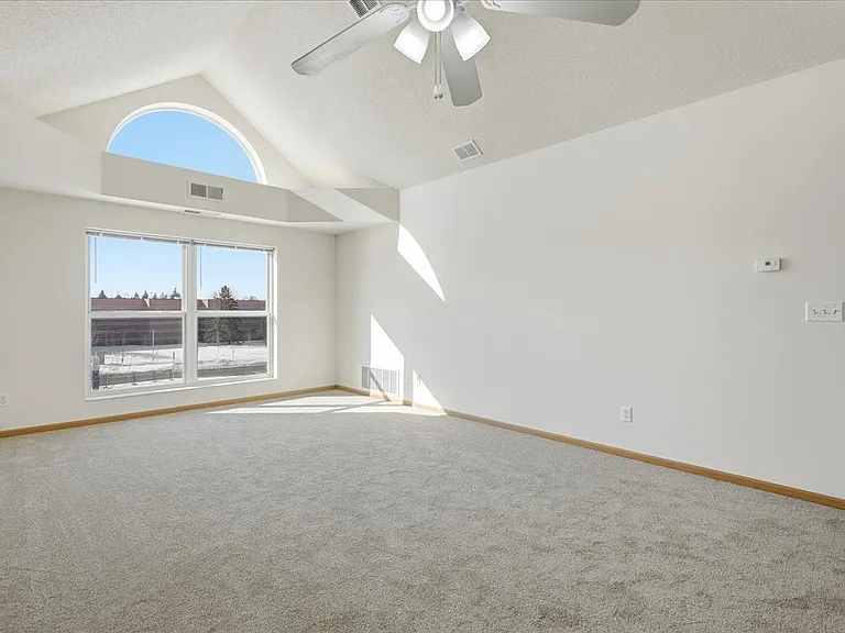 Crown Villa Apartments — Photo 25