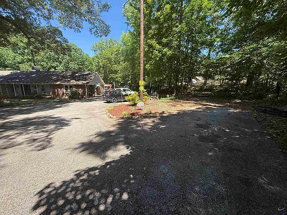 3rd image of 905 E Atlanta Rd