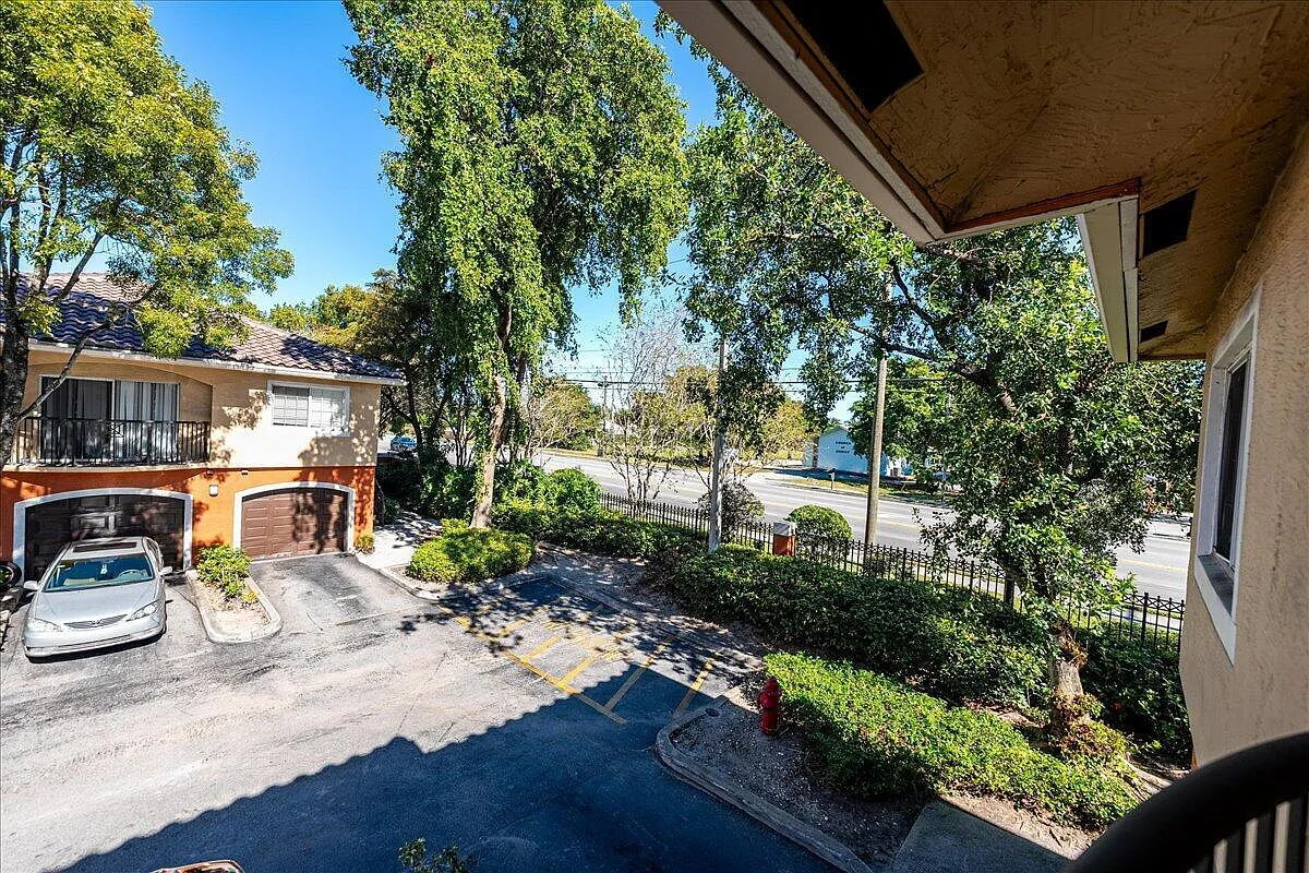 3 bed, 2.0 bath, 1220 sqft, $2,400 — Photo 2
