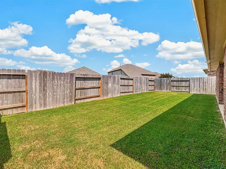 2605 Golden Palms Ln — Photo 40