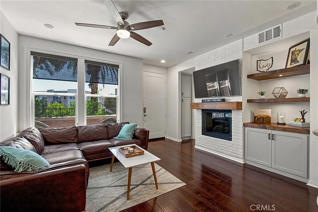 2 bed, 2.5 bath, 1638 sqft, $4,000 — Photo 4