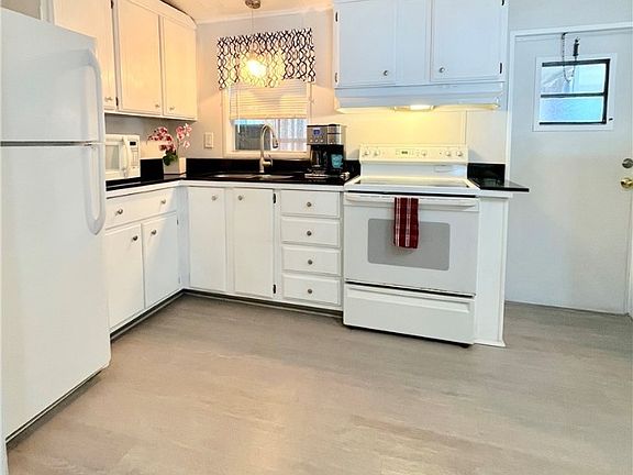4th image of 5321 Forest Park Dr