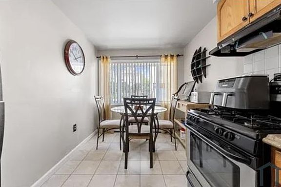 5th image of 324 Norway Ave Floor 1
