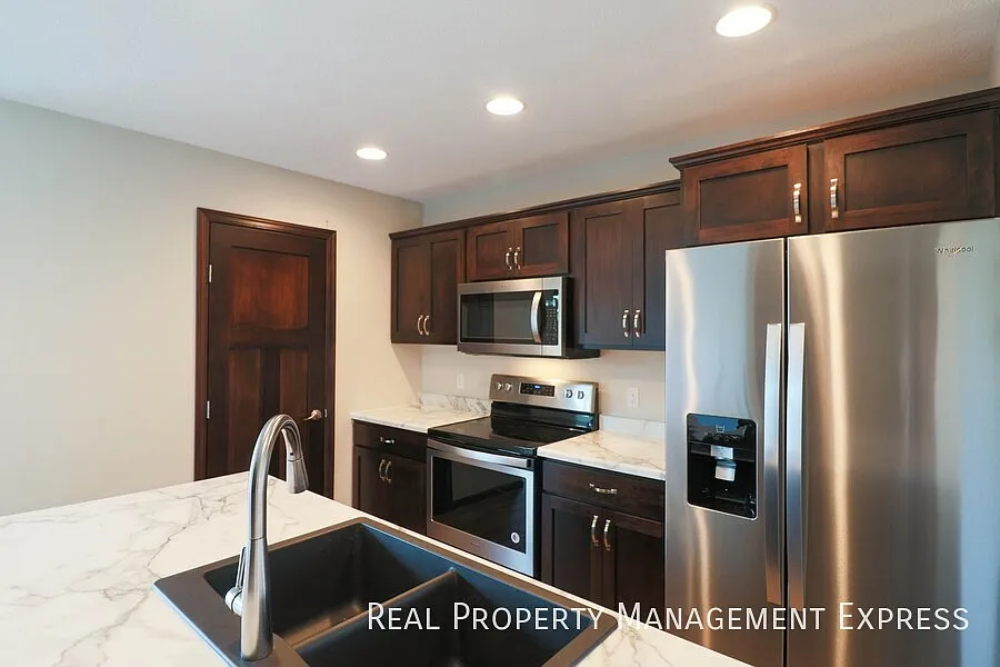 Like New 3 bedroom Twin Home with stainless steel appliances! — Photo 3