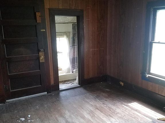 3rd image of 703 McCulloch St
