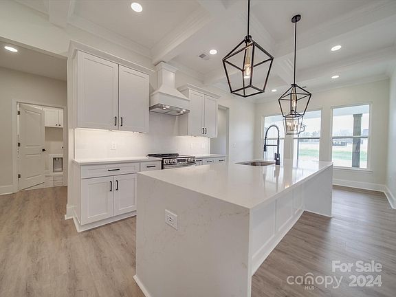 5th image of 1004 Harrogate Dr