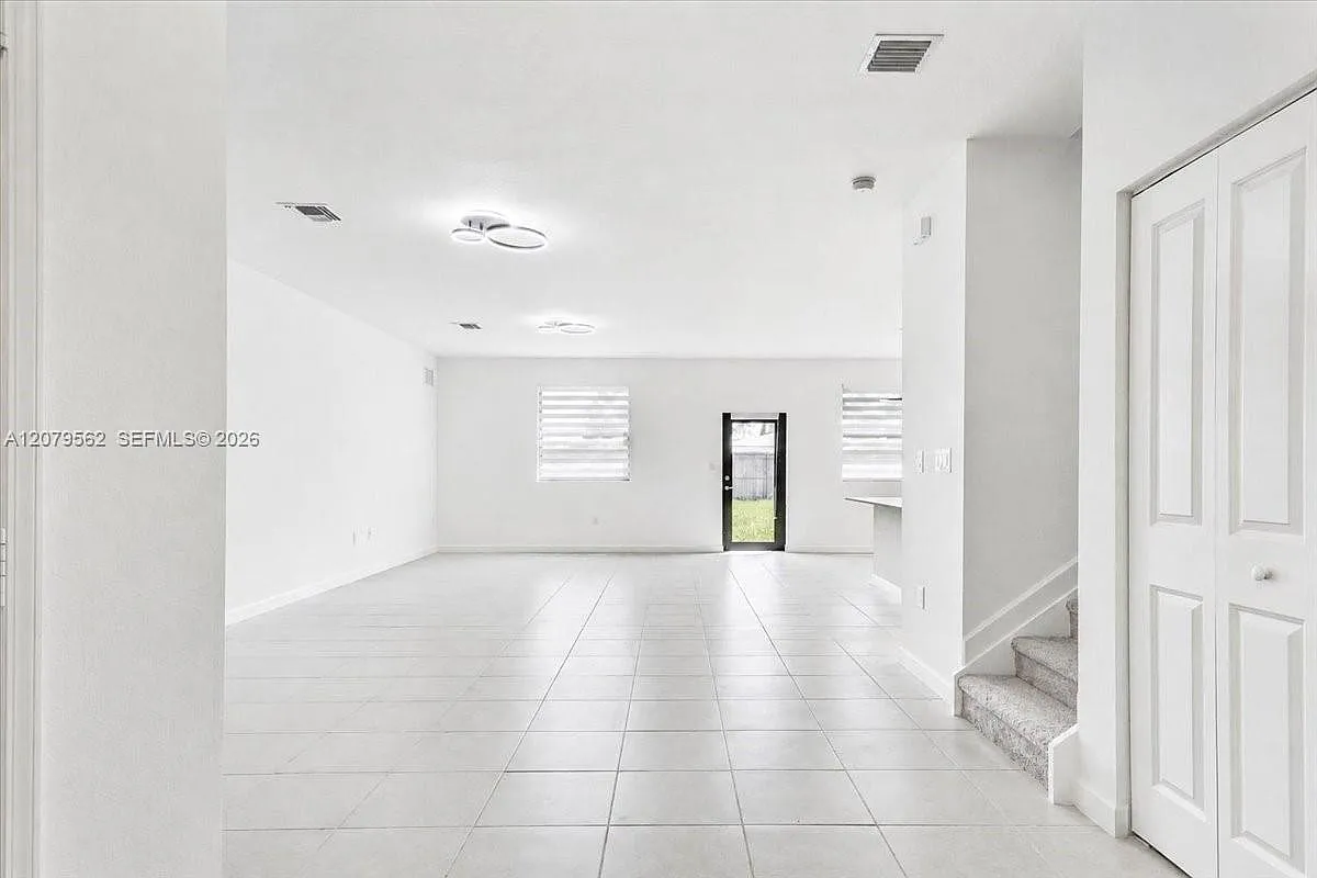 4 bed, 1000 sqft, $4,100 — Photo 2