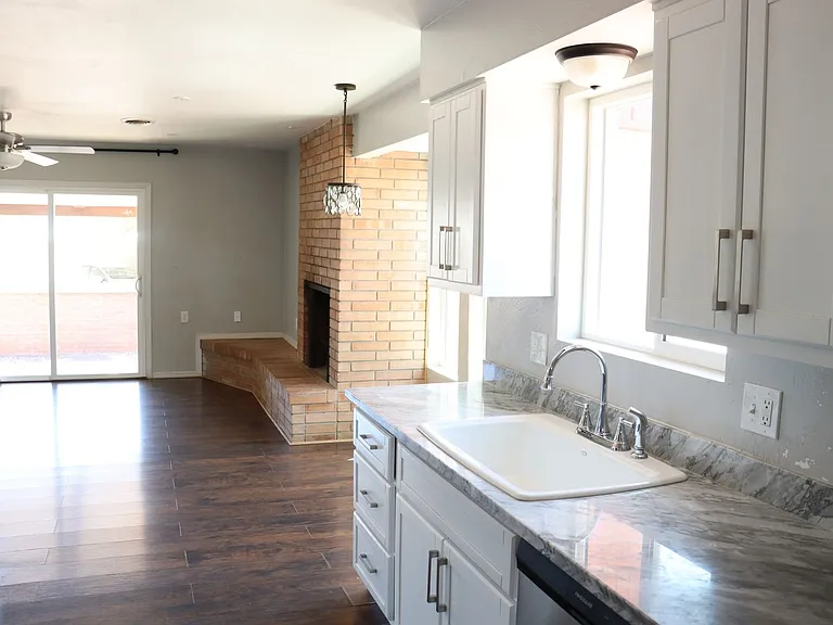 4365 Queens Way — Photo 6