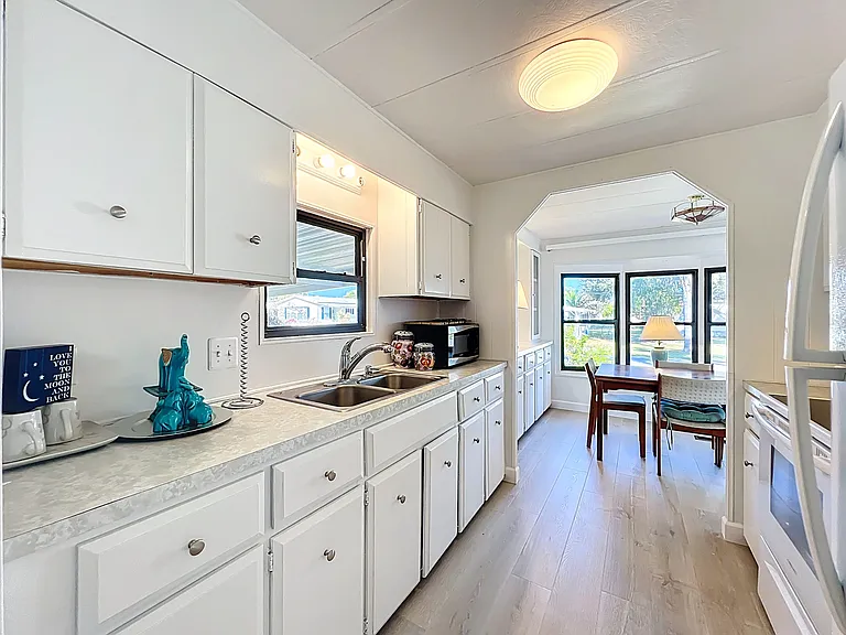 909 Sequoia St — Photo 5