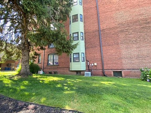 5th image of 902 S Main St
