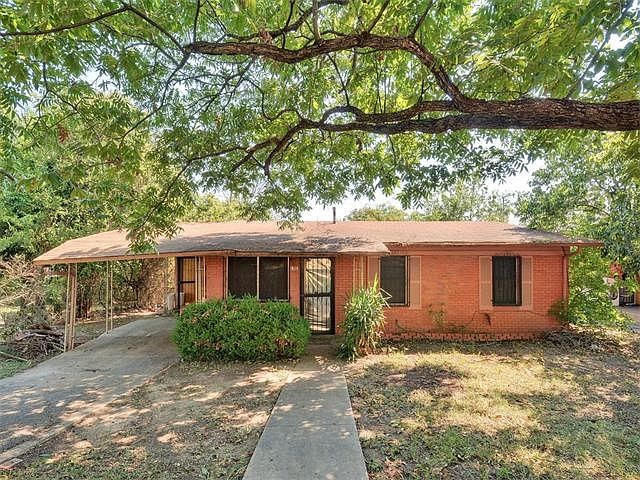 Great location! Near Manor & Airport and close to Mueller.