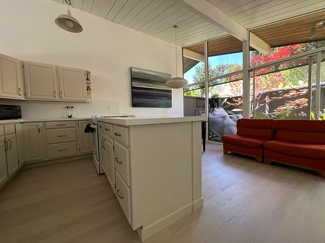 135 Greenmeadow Way — Photo 5