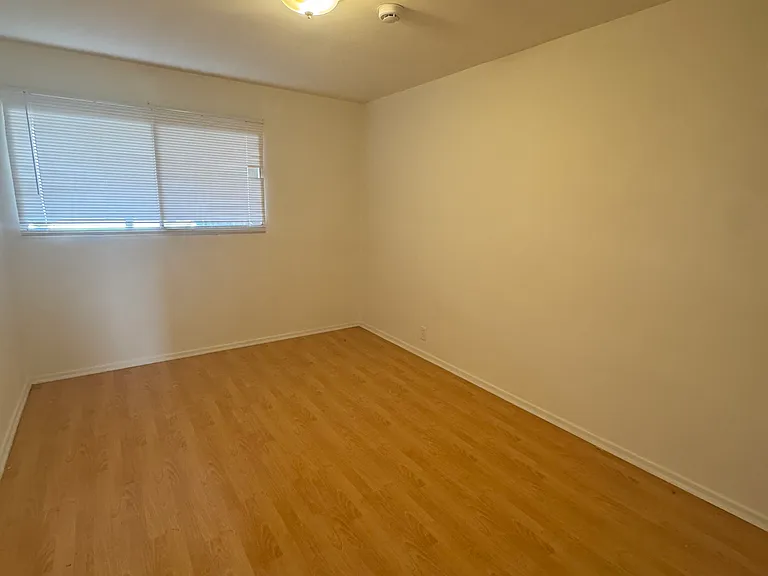 4730 Franklin Ave #9 — Photo 6