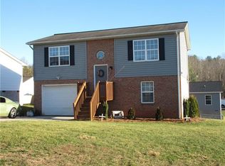 12 Redwood Ct, Hickory, NC 28601