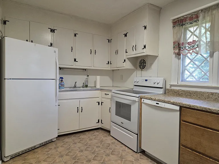 360 Jefferson Dr — Photo 8