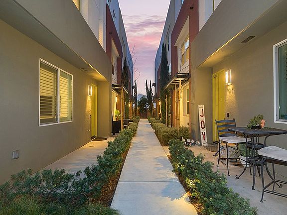 3rd image of 703 Harbor Ln