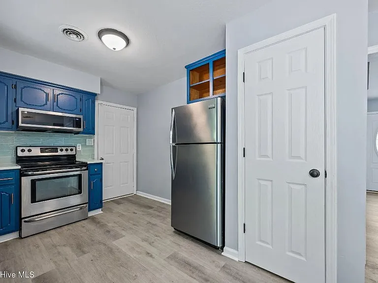 100 Leslie Ln — Photo 6