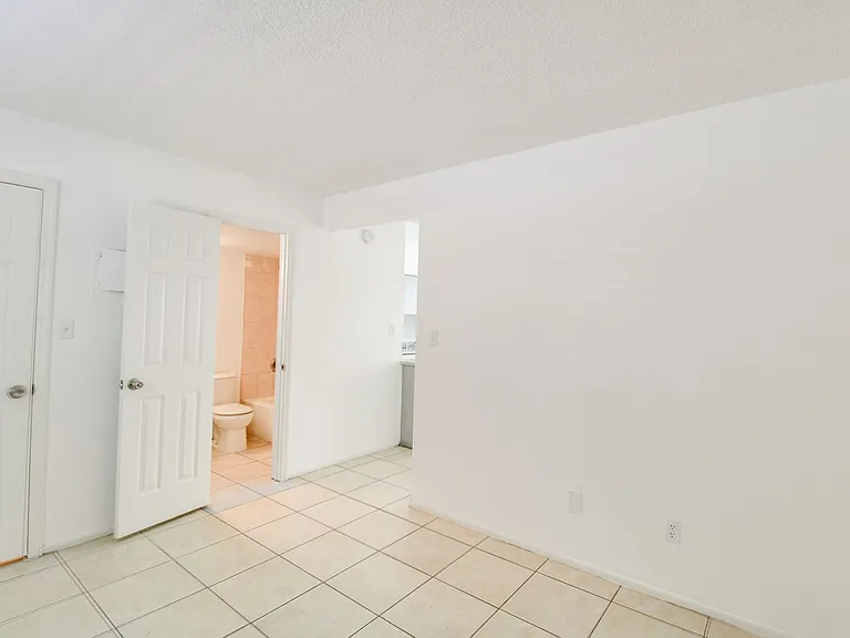 Hamilton House Apartments — Photo 9