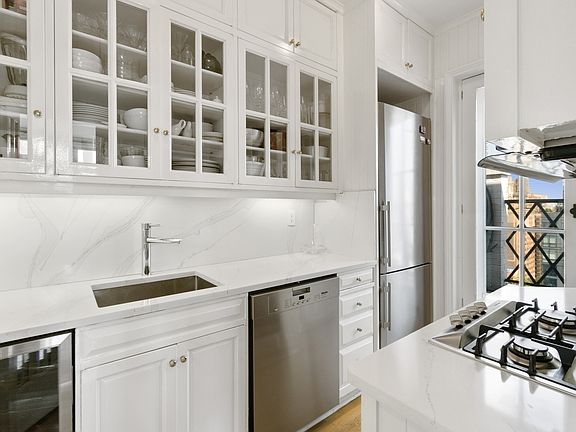 3rd image of 240 E 79th St Penthouse C