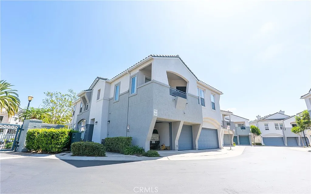 2 bed, 950 sqft, $3,400 — Photo 1