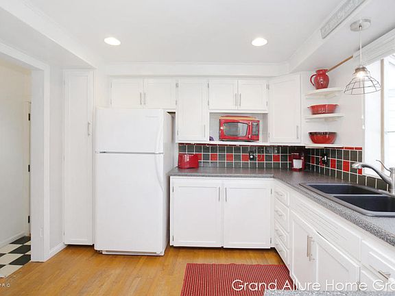 5th image of 229 Kinsey St SE
