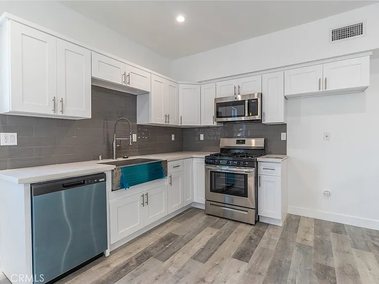 5144 Riverton Ave — Photo 7