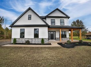 5260 Oakwood Dr, Pendleton, NY 14120
