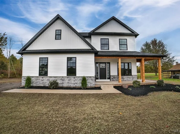 5260 Oakwood Dr, Pendleton, NY 14120